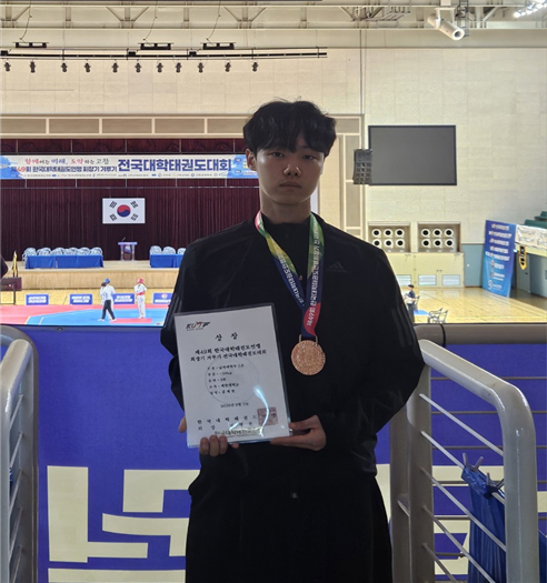 제49회 한국대학태권도연맹 회장기 겨루기 전국 대학태권도대회에서 남자 대학부 -58kg급 3위를 차지한 세한대학교 세한스포츠단 태권도부 4학년 김제현 학생