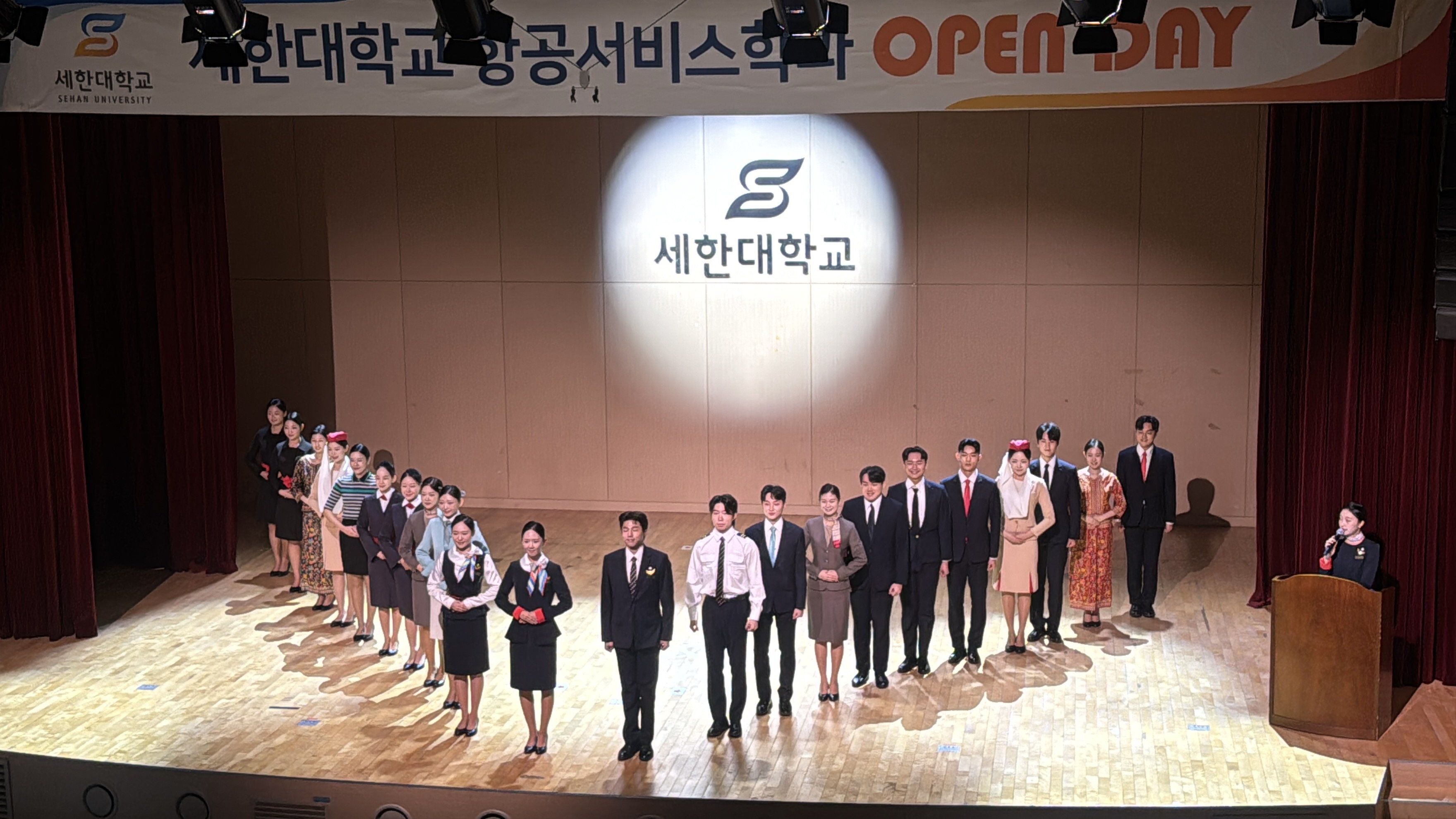2026 OPEN DAY 개최하고 있는 항공서비스학과 학생들