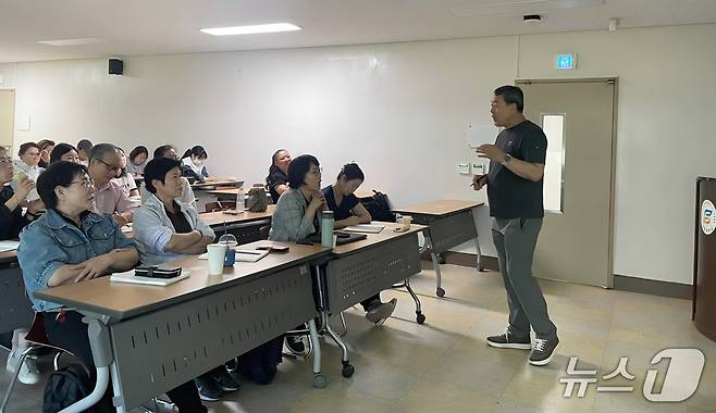 대전·충남본부 국장이 지난 30일 세한대학교 당진캠퍼스에서 사회복지프로그램 수강생들을 대상으로 강의하고 있다.